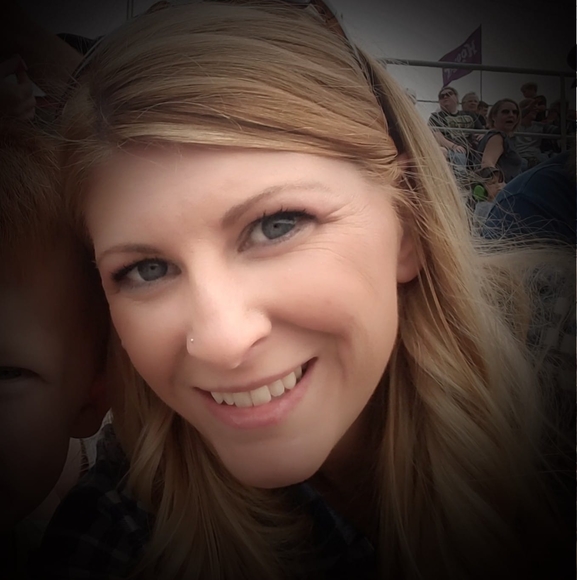 Profile Picture of Jill Morehouse (@jillcmore) on Poshmark