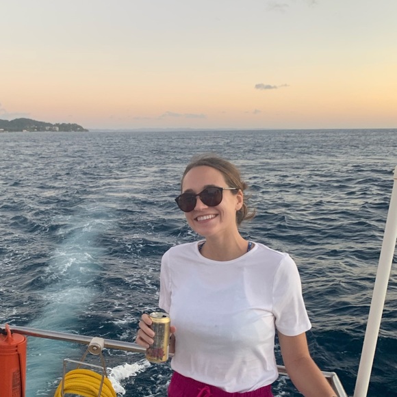 Profile Picture of Paige Affinito (@paige120038) on Poshmark