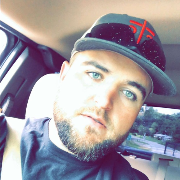 Profile Picture of Taylor Greer (@taygre13) on Poshmark