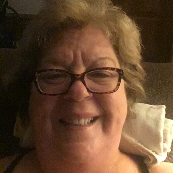 Profile Picture of Debbie Pfeifer (@chunker05) on Poshmark