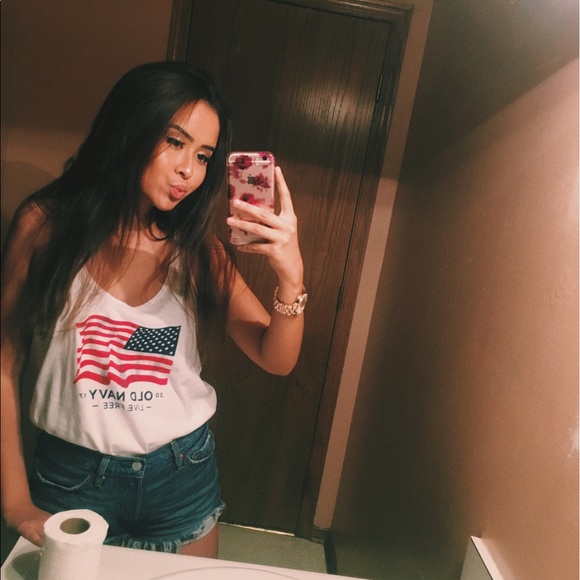 Profile Picture of Cydney Baumunk (@cydneybaumunk51) on Poshmark