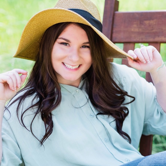 Profile Picture of Alyson Cutts (@cuttsap) on Poshmark