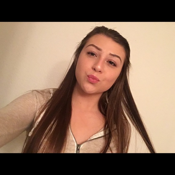 Profile Picture of Mariah Larsen (@mariahchristene) on Poshmark