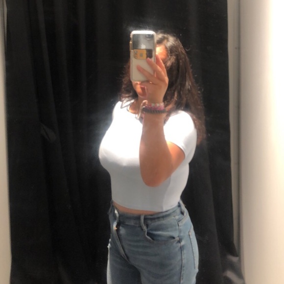 Profile Picture of Diana Aquino (@dianaaquiino) on Poshmark
