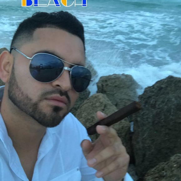Profile Picture of David Fraire (@dmarkez7) on Poshmark