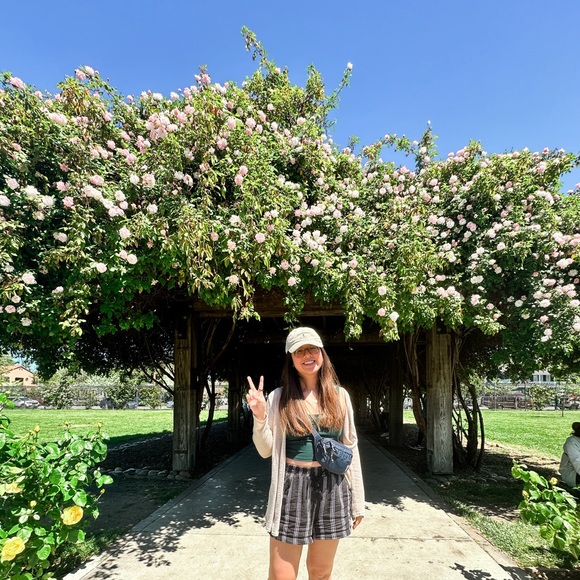 Profile Picture of Violet Nguyen (@violetdiana) on Poshmark