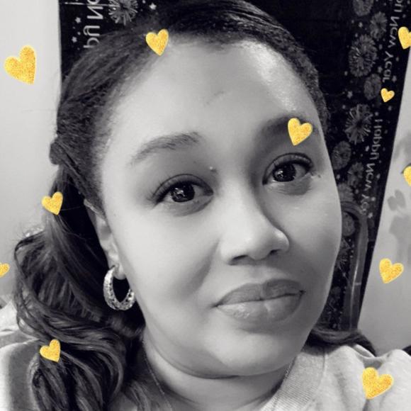 Profile Picture of Cheka Cheka (@cheka0409) on Poshmark