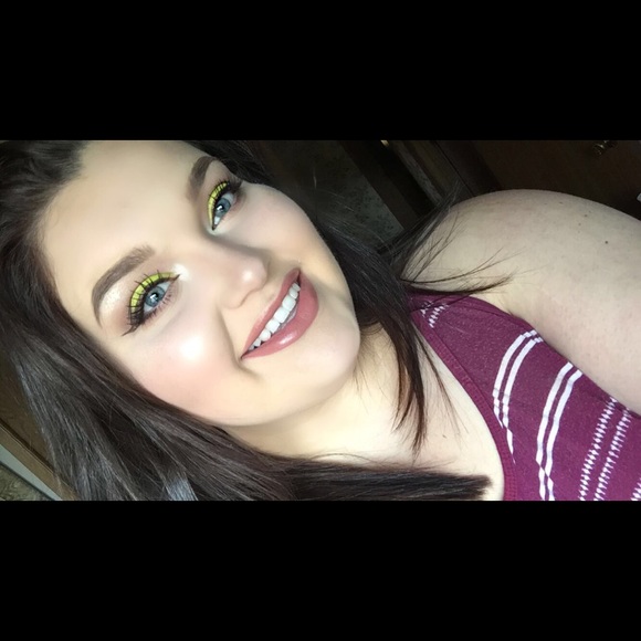 Profile Picture of Lexie Belonga (@lexiebelonga) on Poshmark