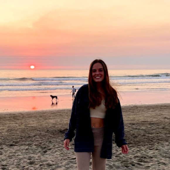 Profile Picture of Paula Lázaro trillo figueroa (@paulaltf1) on Poshmark