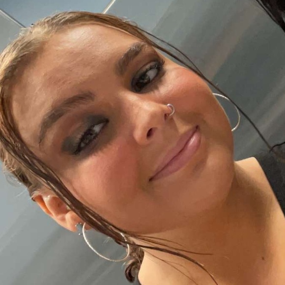 Profile Picture of Allison Maynard (@allisonmayna978) on Poshmark