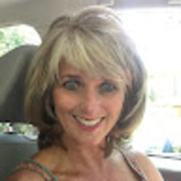 Profile Photo of Christine Boss (@christineboss) on Poshmark