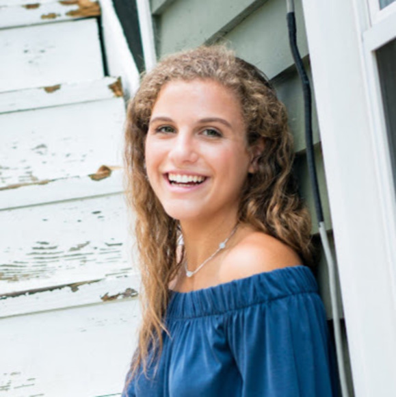 Profile Picture of Julia Lind (@julialind929) on Poshmark