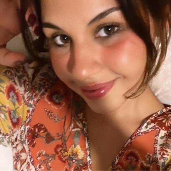 Profile Picture of Daniela Ballon (@dani_ba_1999) on Poshmark