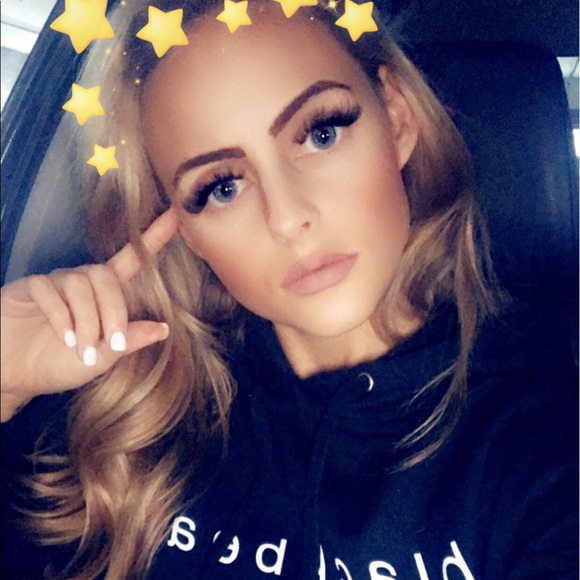 Profile Picture of Amber Thompson (@amber1thomp) on Poshmark