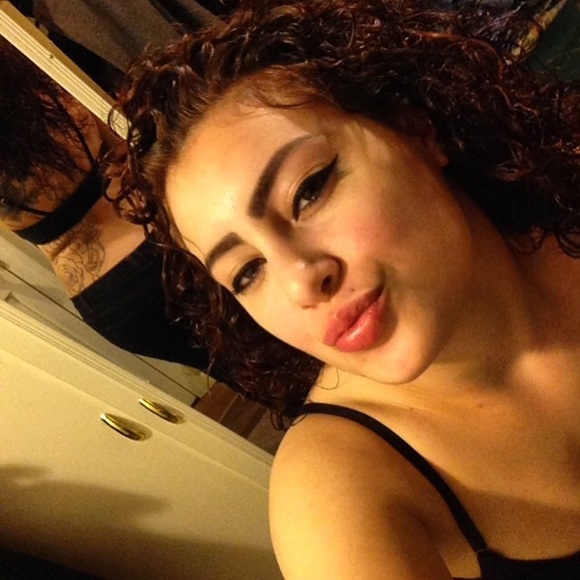 Profile Picture of Alexandra Rodriguez (@arodriguezx17) on Poshmark