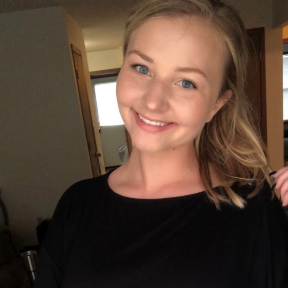 Profile Picture of Caitlin Hutton (@caithut) on Poshmark