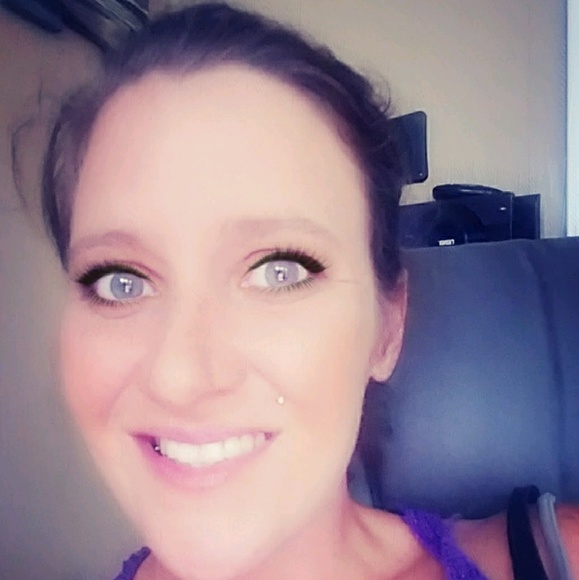 Profile Picture of Stephanie Thompson (@wildcherry0929) on Poshmark