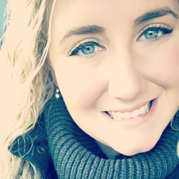 Profile Picture of Danielle Huhn (@daniellehuhn) on Poshmark