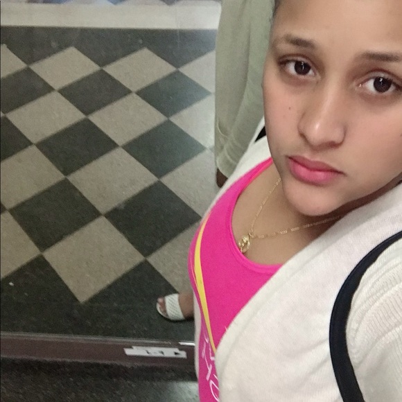 Profile Picture of Arisleyda Batista acevedo (@arisleyda_b) on Poshmark