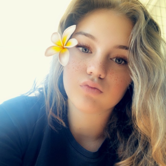 Profile Picture of Alex Ansbacher (@alyjade_) on Poshmark