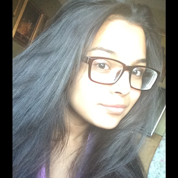 Profile Picture of Elizabeth Muniz (@elimnz) on Poshmark