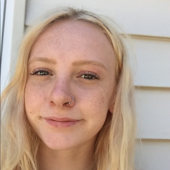 Profile Picture of Laura Parrett (@laura_parrett) on Poshmark