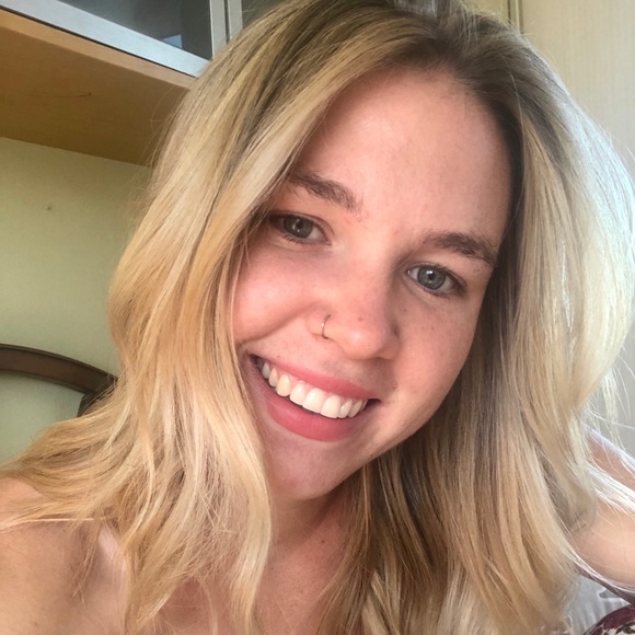 Profile Picture of Danielle Dawson (@daniellekdaws) on Poshmark