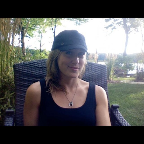 Profile Picture of Sarah Kubricky (@srkubricky) on Poshmark