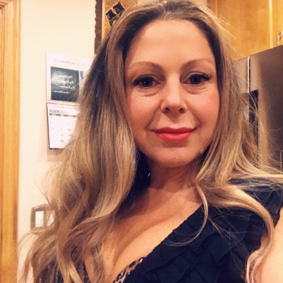 Profile Picture of Claudia Amato (@claudiva13) on Poshmark