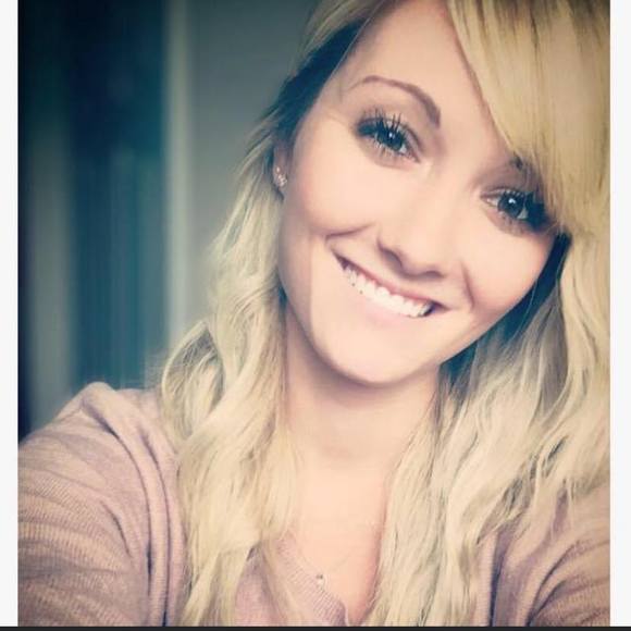 Profile Picture of Tayler Porth (@taylerporth) on Poshmark