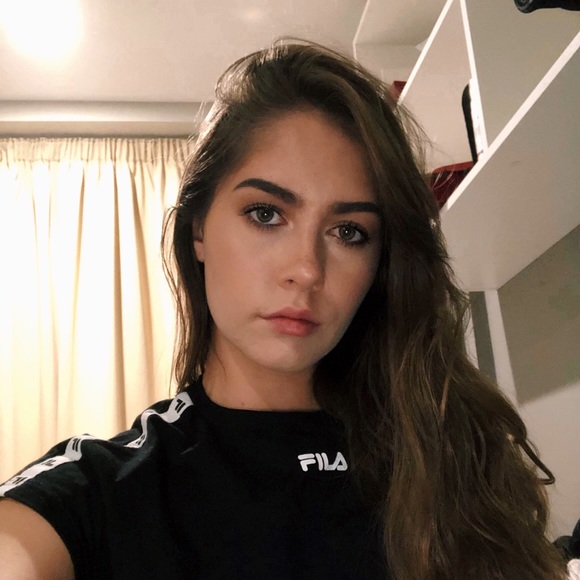 Profile Picture of Isabel Bryant (@isabelbryant774) on Poshmark