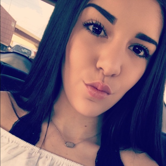 Profile Picture of Danielle Irizarry (@_nicoled) on Poshmark