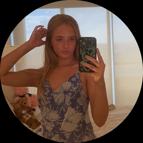 Profile Picture of Sienna Grajski (@hearts_sienna) on Poshmark