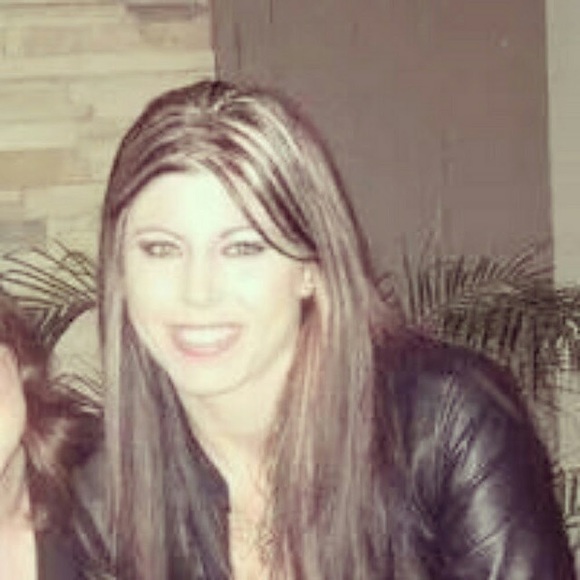 Profile Picture of Mandi Zwerner (@mandizwerner) on Poshmark