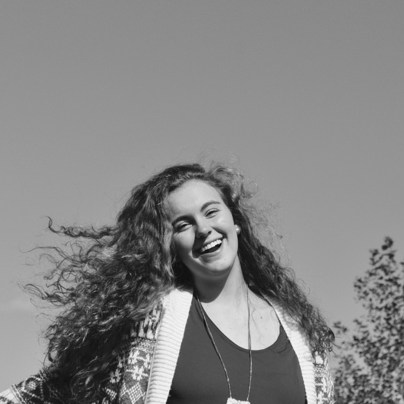 Profile Picture of Emily Bell (@emilyab4) on Poshmark