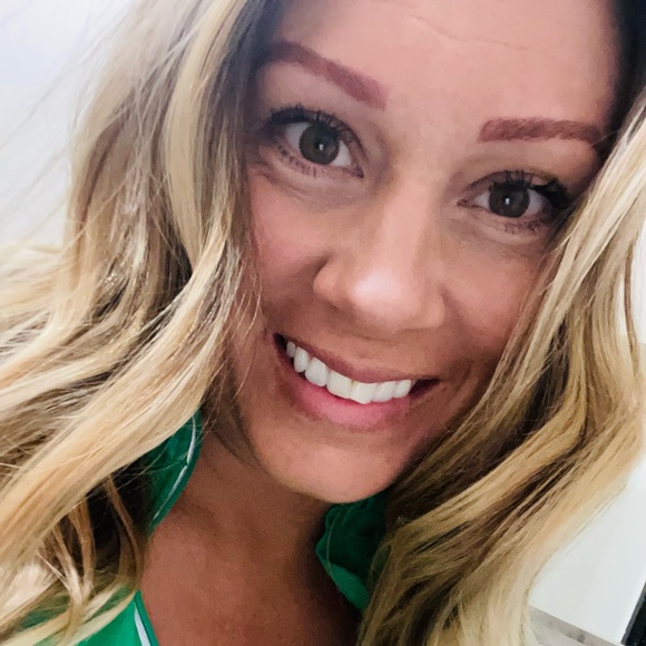 Profile Picture of Leah Weaver (@avantgardepr) on Poshmark