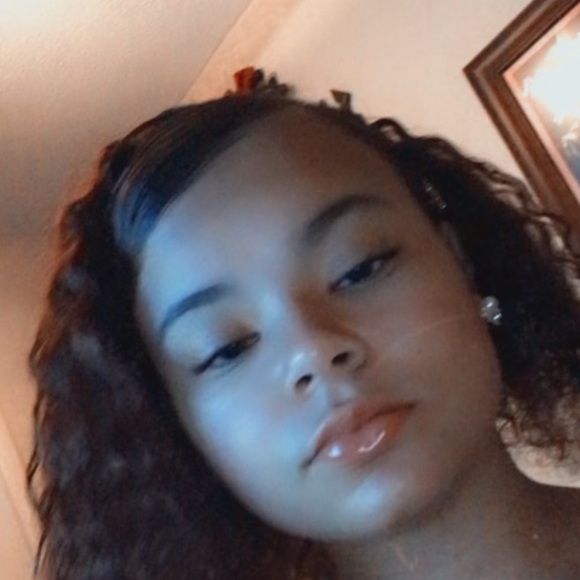 Profile Picture of Mickia Mickia (@mickiagist) on Poshmark