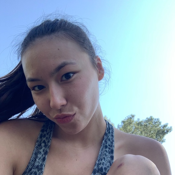 Profile Picture of Kiersten Young (@kierstenyoun518) on Poshmark