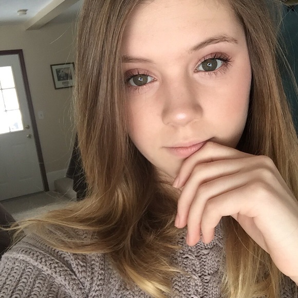 Profile Picture of Mikaela Celeskey (@mikaelac0510) on Poshmark