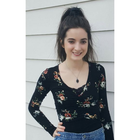 Profile Picture of Bonnie Parsell (@labonbon6) on Poshmark