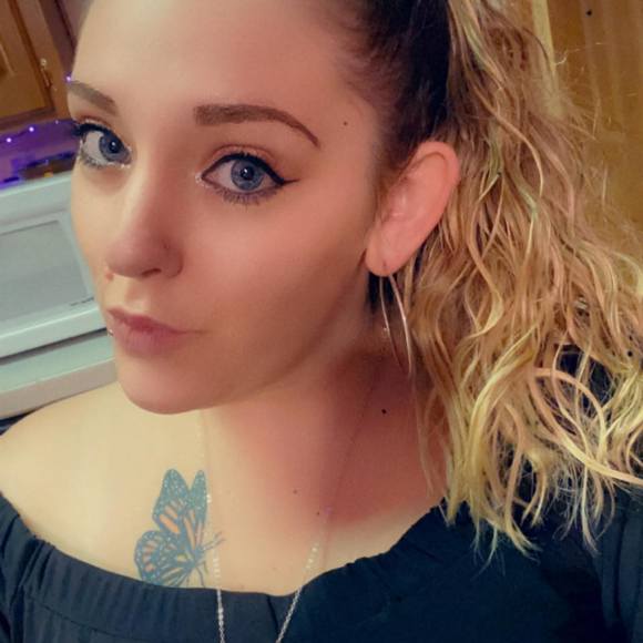 Profile Picture of Sarah Holguin (@sarah_32091) on Poshmark