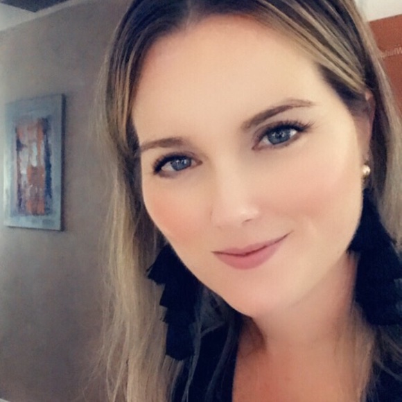 Profile Picture of Nicole Bauerle (@nbauerle622) on Poshmark