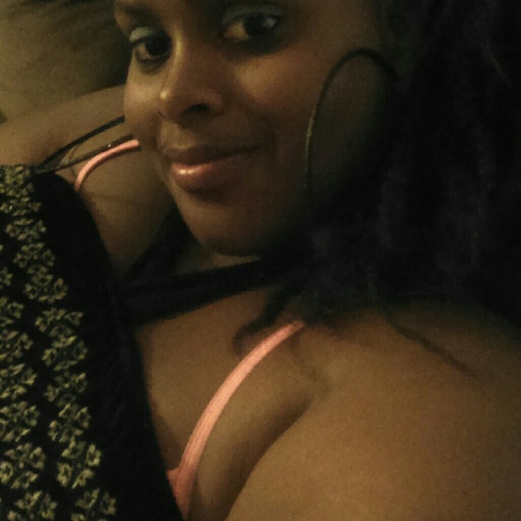 Profile Picture of Cynthia Keyes (@cynthiakeyes28) on Poshmark