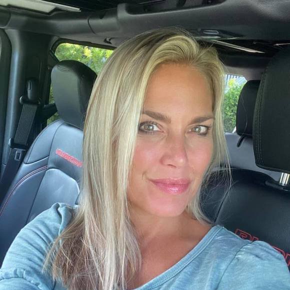 Profile Picture of Jen Argoudelis edwards (@jenargoudeli971) on Poshmark