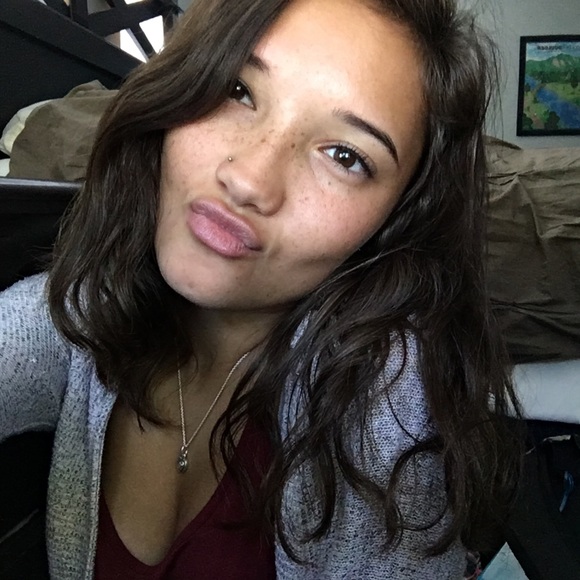 Profile Picture of Amberly Larkin (@amberlyrm) on Poshmark