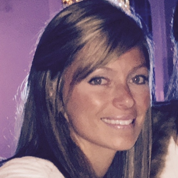 Profile Picture of Holly Benson (@hbenson24) on Poshmark