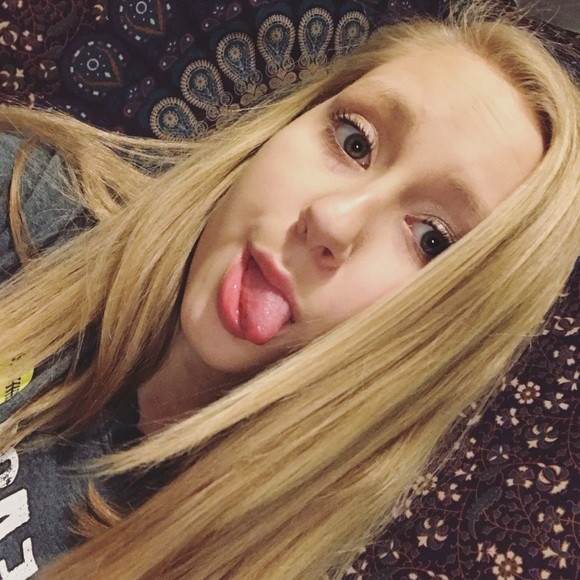 Profile Picture of Hazel Anderson (@hazzyskittles) on Poshmark