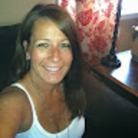 Profile Picture of Stacy Broadus (@sassystacy43) on Poshmark