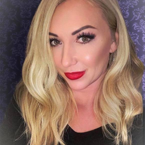 Profile Picture of Julia Mims (@juliamims330) on Poshmark