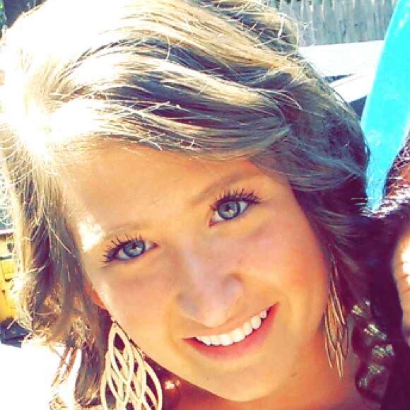 Profile Picture of Christine Ofstein (@cmo_xo) on Poshmark